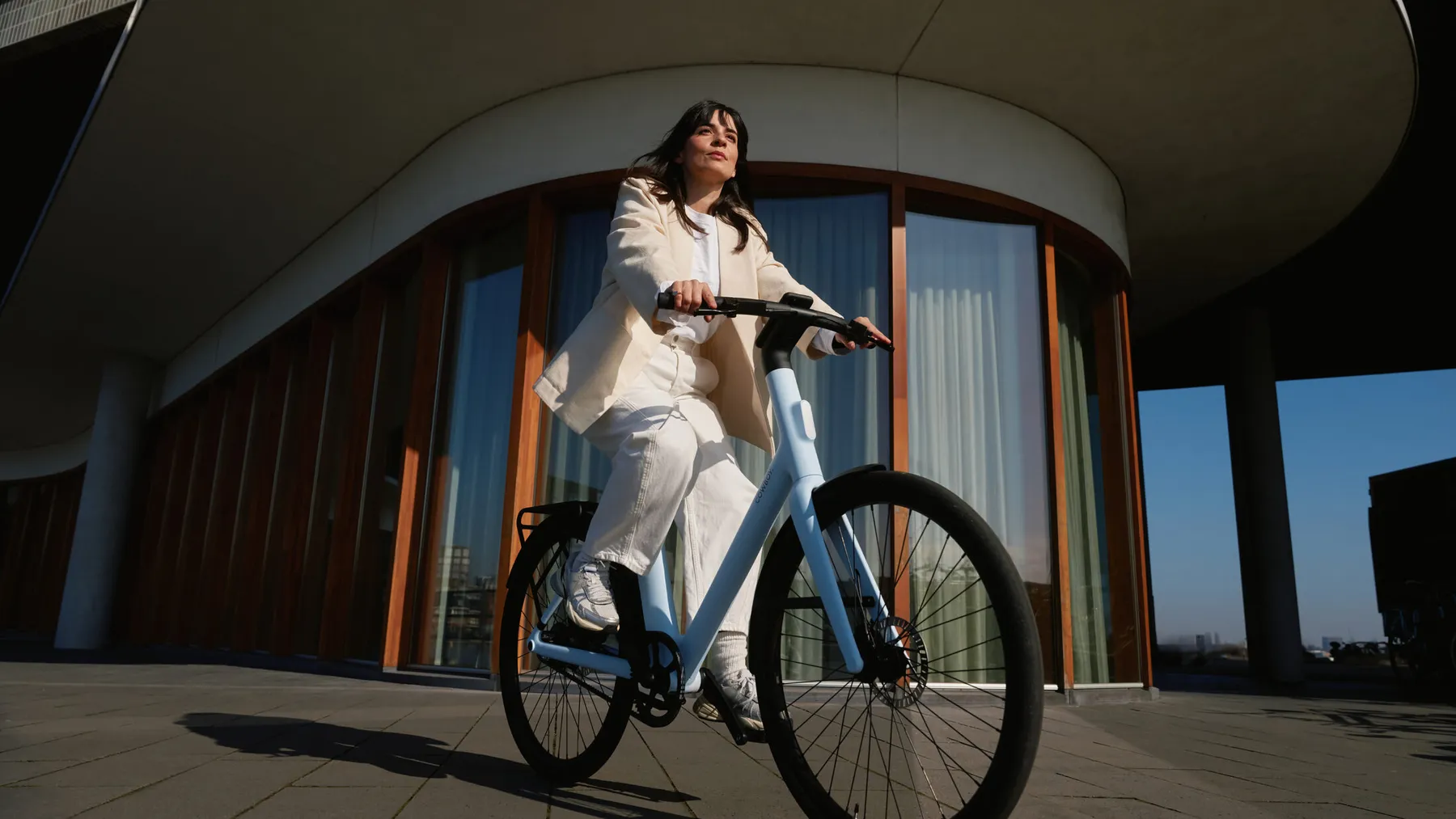 Onderweg in de stad op een e-bike